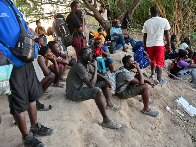 Migrantes haitianos acampan en la frontera de México para llegar a EEUU