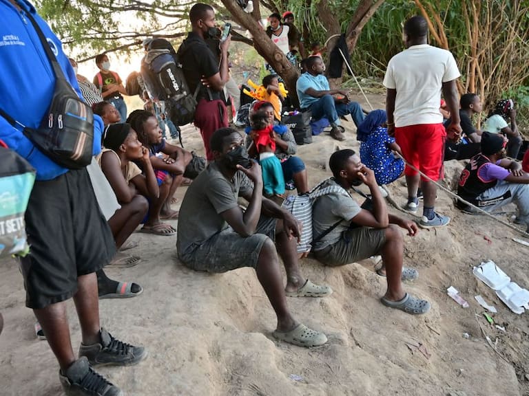 Migrantes haitianos acampan en la frontera de México para llegar a EEUU