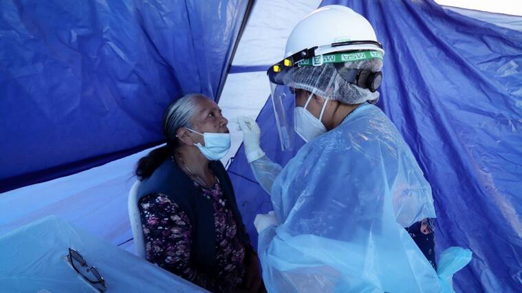 19 de Diciembre de 2020 / CHIGUAYANTE
Durante la mañana a las afueras del easy Chiguayante personal de salud toma muestras PCR gratuitas para la comunidad, durante el estado de catastrofe de la pandemia covid-19
FOTO: CAMILO CASTRO / AGENCIAUNO