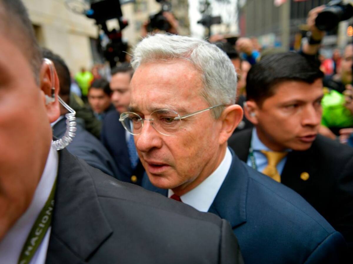 Partido de Álvaro Uribe presiona por cambio constitucional para cambiar a la justicia