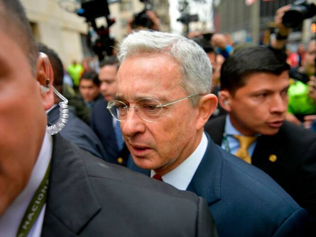 El actual senador Álvaro Uribe llega a la Palacio de Justicia en Bogotá