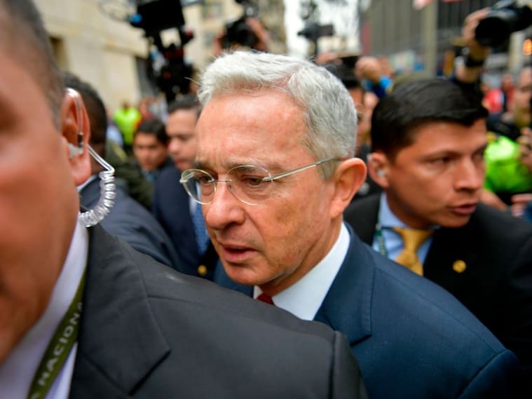 El actual senador Álvaro Uribe llega a la Palacio de Justicia en Bogotá