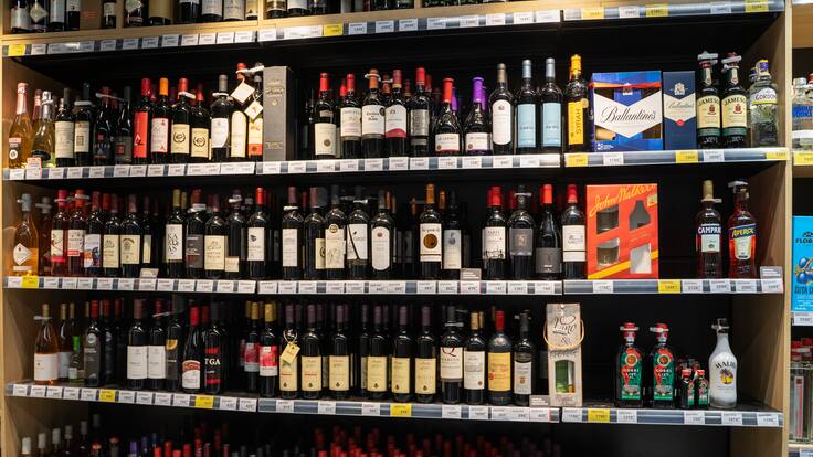 Dos vinos en lata chilenos se encuentran entre los mejores del mundo: cuáles son y qué precio tienen