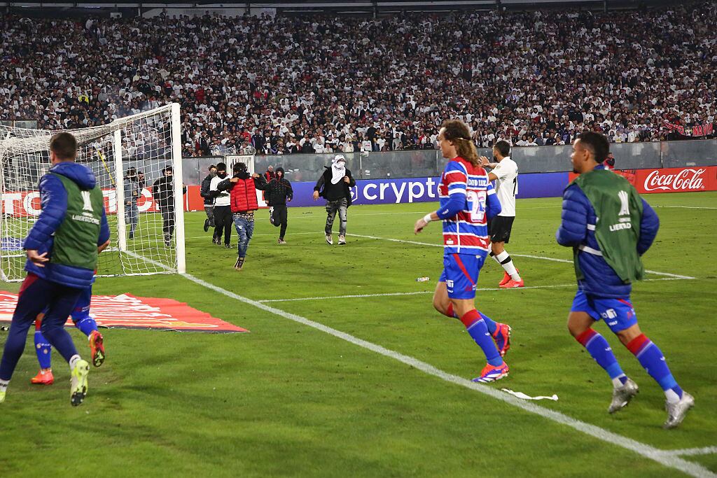 SANTIAGO, CHILE - APRIL 10: Players of Fortaleza scape the pitch during the CONMEBOL Copa Libertadores group E match between Colo Colo and Fortaleza at Estadio Monumental David Arellano on April 10, 2025 in Santiago, Chile. (Photo by Marcelo Hernandez/Getty Images)