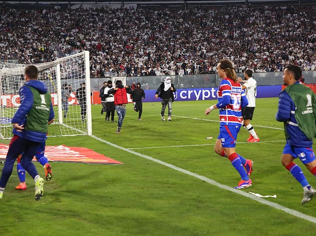 SANTIAGO, CHILE - APRIL 10: Players of Fortaleza scape the pitch during the CONMEBOL Copa Libertadores group E match between Colo Colo and Fortaleza at Estadio Monumental David Arellano on April 10, 2025 in Santiago, Chile. (Photo by Marcelo Hernandez/Getty Images)