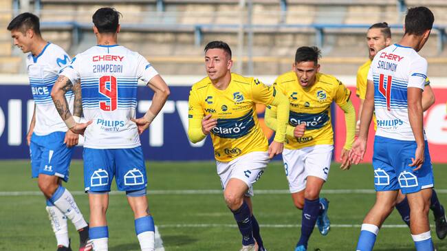 03 DE JULIO DE 2021/SANTIAGOEl jugador Rodrigo Echeverria (c) marca el dos a cero frente a Universidad Catolica, durante el partido válido por la vuelta de los octavos de final de la Copa Chile 2021, entre Universidad Católica y Everton, disputado en el Estadio San Carlos de Apoquindo.
FOTO: SEBASTIAN ORIA/AGENCIAUNO