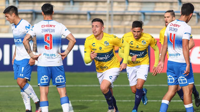 03 DE JULIO DE 2021/SANTIAGOEl jugador Rodrigo Echeverria (c) marca el dos a cero frente a Universidad Catolica, durante el partido válido por la vuelta de los octavos de final de la Copa Chile 2021, entre Universidad Católica y Everton, disputado en el Estadio San Carlos de Apoquindo.
FOTO: SEBASTIAN ORIA/AGENCIAUNO