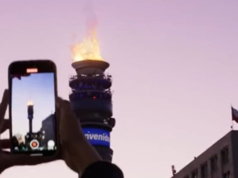 Torre Entel causa impacto al transformarse en "la antorcha más grande del mundo" para darle la bienvenida a Santiago 2023