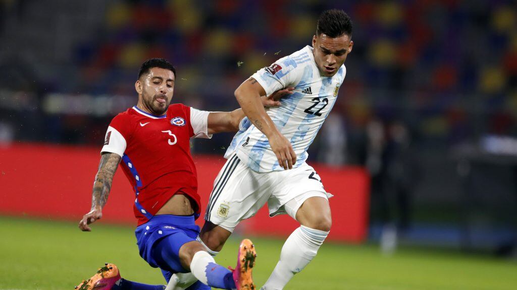 03 DE JUNIO DE 2021/SANTIAGO DEL ESTERO, ARGENTINA,   Guillermo Maripan convierte penal contra Lautaro Martinez durante el partido valido por las Clasificatorias al Mundial de Qatar 2022, entre las selecciones nacionales de Argentina y Chile, partido diputado en el Estadio Unico de Santiago del Estero, Argentina.FOTO: GUSTAVO ORTIZ/AGENCIAUNO