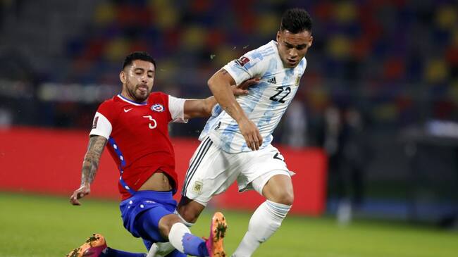 03 DE JUNIO DE 2021/SANTIAGO DEL ESTERO, ARGENTINA, Guillermo Maripan convierte penal contra Lautaro Martinez durante el partido valido por las Clasificatorias al Mundial de Qatar 2022, entre las selecciones nacionales de Argentina y Chile, partido diputado en el Estadio Unico de Santiago del Estero, Argentina.FOTO: GUSTAVO ORTIZ/AGENCIAUNO