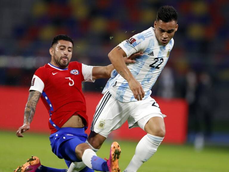 03 DE JUNIO DE 2021/SANTIAGO DEL ESTERO, ARGENTINA, Guillermo Maripan convierte penal contra Lautaro Martinez durante el partido valido por las Clasificatorias al Mundial de Qatar 2022, entre las selecciones nacionales de Argentina y Chile, partido diputado en el Estadio Unico de Santiago del Estero, Argentina.FOTO: GUSTAVO ORTIZ/AGENCIAUNO