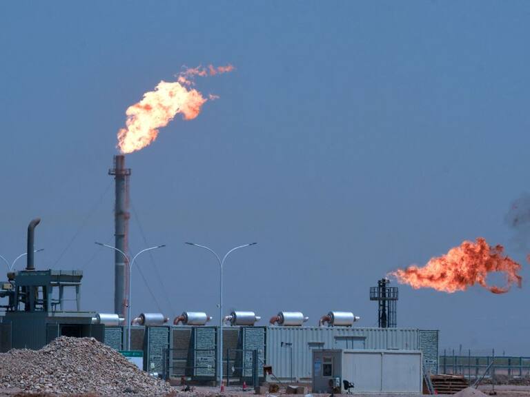 Imagen de una planta de extracción del crudo Al-Gharraf en Irak
