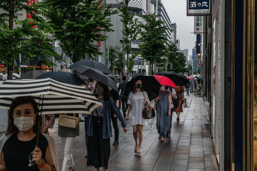 Personas con mascarillas caminan por las calles de Tokio