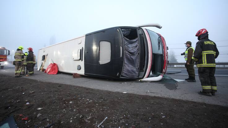 Bus que viajaba desde Santiago a Panguipulli se vuelca en la Región de Los Ríos