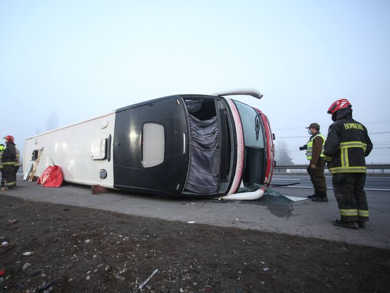 Bus que viajaba desde Santiago a Panguipulli se vuelca en la Región de Los Ríos