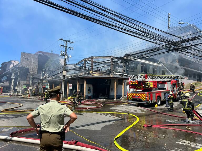 Incendio en mall chino de Puerto Varas: confirman hallazgo de tres cuerpos sin vida entre los escombros y se mantiene búsqueda de cuarta víctima