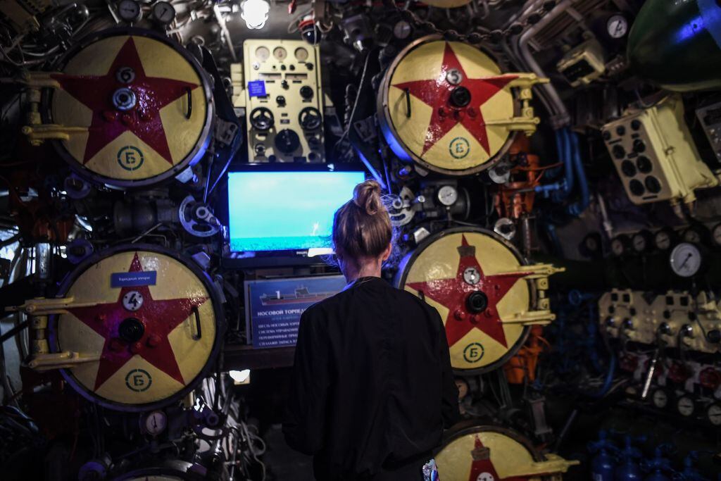 Sala de carga y disparo de torpedos en un submarino de Rusia