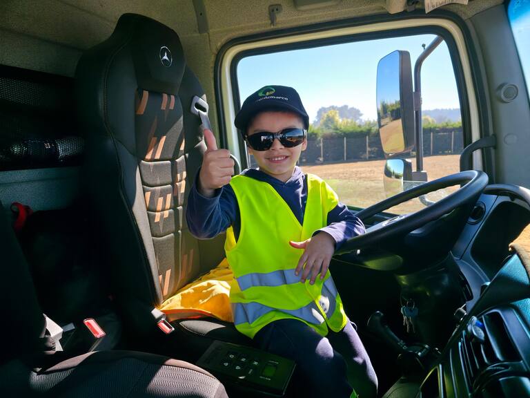 Cumplen por un día el sueño de niño que anhela ser recolector de basura en Los Ángeles en la región del Biobío