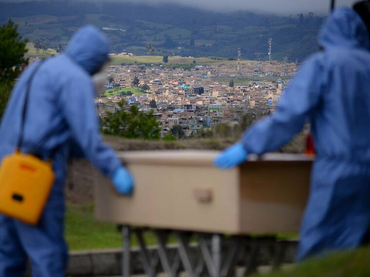 Trabajadores llevan a una víctima del Covid-19 en Bogotá