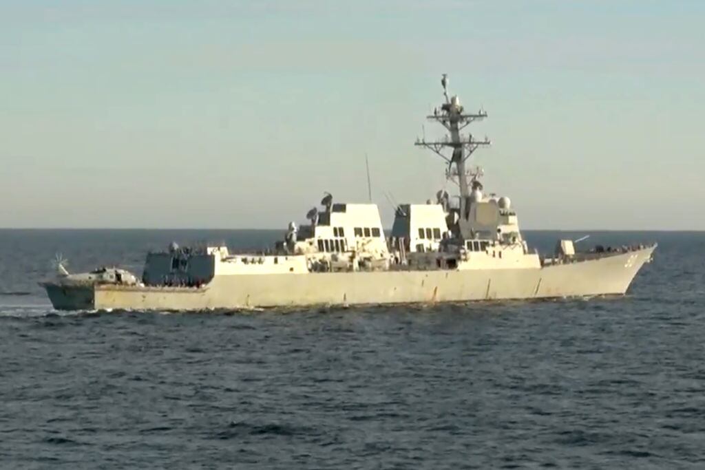 Captura del video en que armada rusa escolta al USS Chafee fuera de su zona