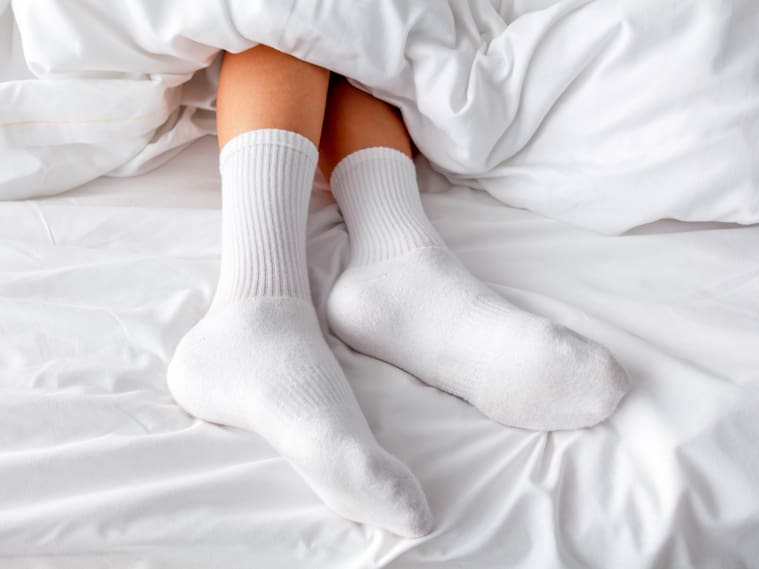 ¿Es malo dormir con los calcetines puestos? Esto es lo que respondió una experta en salud