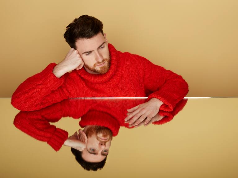 Qué significa hablar solo, según expertos en psicología