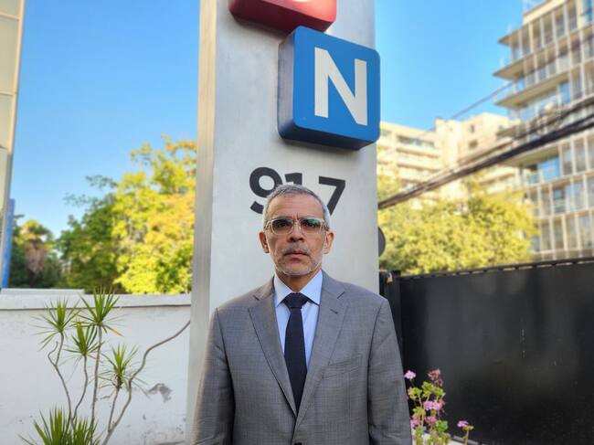 Luis Cordero en frontis de Radio ADN.