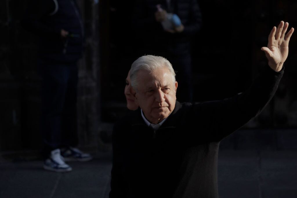 El presidente mexicano Andrés Manuel López Obrador saluda tras votar