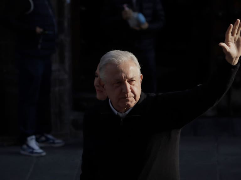 El presidente mexicano Andrés Manuel López Obrador saluda tras votar