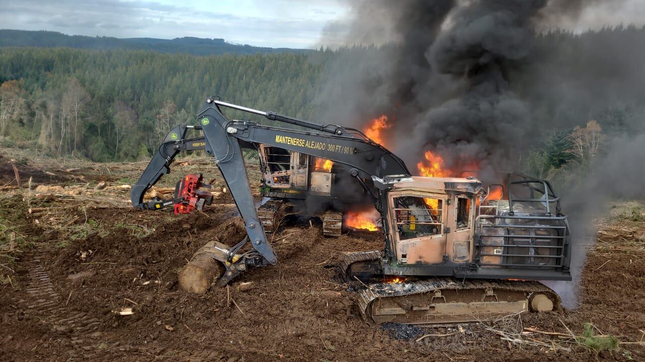 Atentado incendiario en Osorno: desconocidos queman una decena de camiones en Río Negro