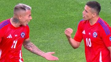 La tensa pelea de Edu Vargas con Alexis Sánchez en pleno partido de Chile con Perú: “Escúchame, escúchame”