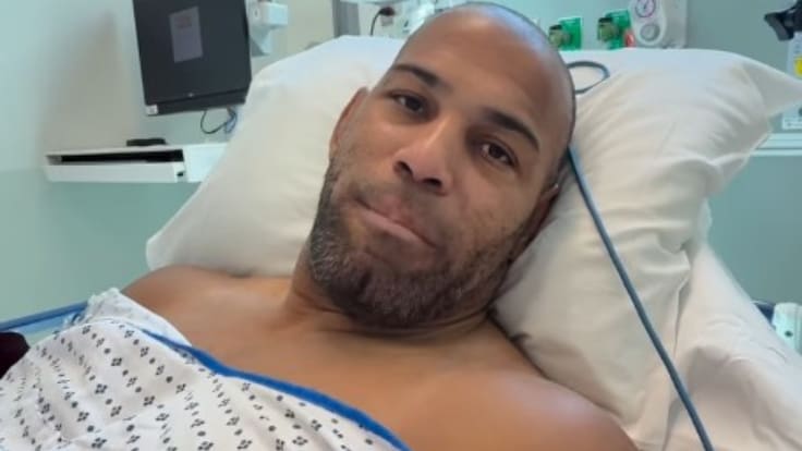 “Va a volver más fuerte”: Yasmani Acosta regresa a Chile para ser operado luego de lesionarse en pleno combate