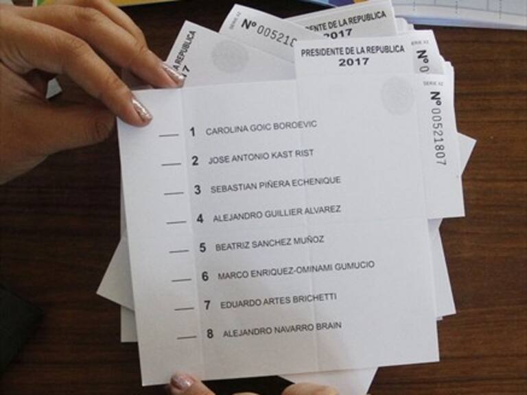 Extranjero detenido cuando intentaba usar su celular mientras votaba