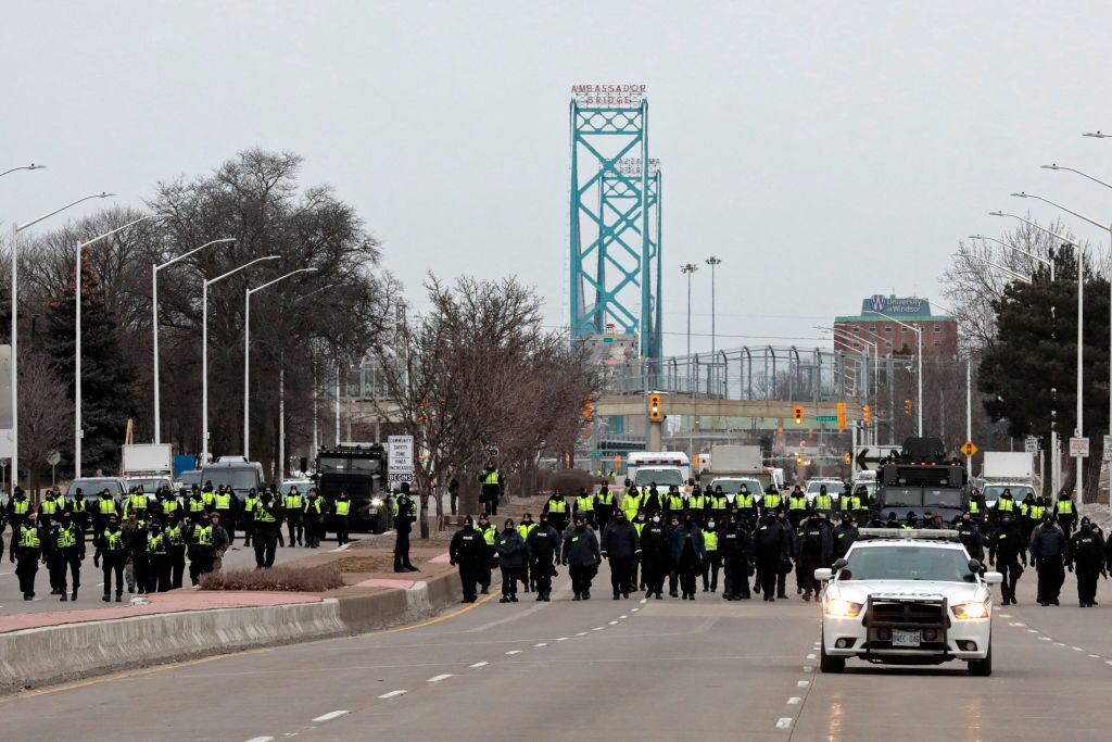 Policías canadienses despejan de manifestantes el puente hacia EEUU