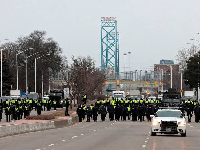 Policías canadienses despejan de manifestantes el puente hacia EEUU