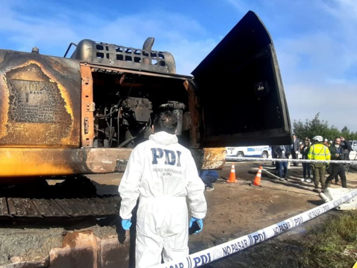 Ataque incendiario en el Biobío deja una máquina retroexcavadora siniestrada: se encontró un mensaje en el lugar