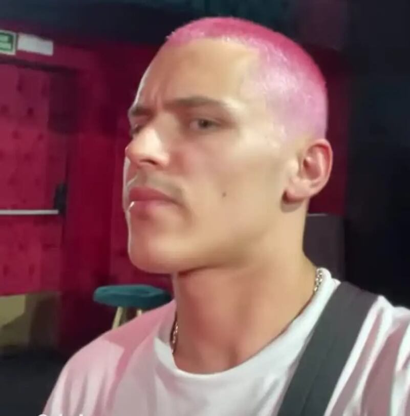 «Pretty in pink»: Arón Piper estrenó radical cambio de apariencia