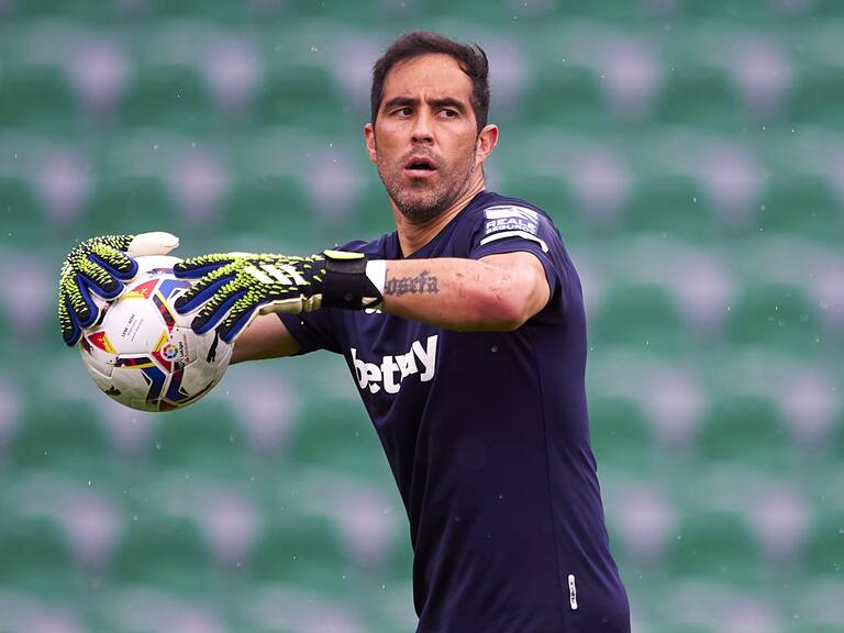 ELCHE, SPAIN - APRIL 04: Claudio Bravo of Real Betis warms up prior to the La Liga Santander match between Elche CF and Real Betis at Estadio Martinez Valero on April 04, 2021 in Elche, Spain. Sporting stadiums around Spain remain under strict restrictions due to the Coronavirus Pandemic as Government social distancing laws prohibit fans inside venues resulting in games being played behind closed doors. (Photo by Francisco MaciaQuality Sport Images/Getty Images)