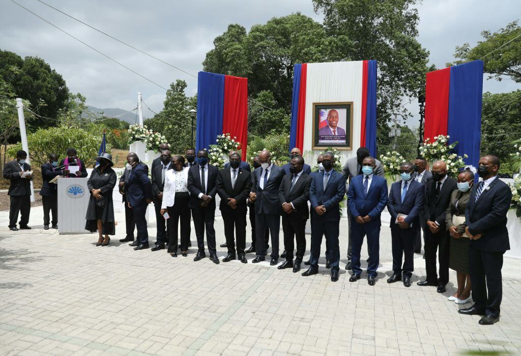 Ariel Henry y otros funcionarios de gobierno en el funeral de Moise