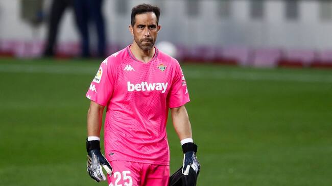 BARCELONA, SPAIN - NOVEMBER 07: Claudio Bravo of Real Betis looks on during the La Liga Santader match between FC Barcelona and Real Betis at Camp Nou on November 07, 2020 in Barcelona, Spain. (Photo by Eric Alonso/Getty Images)