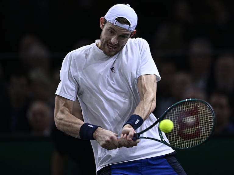 Nicolás Jarry brinda resistencia, pero cae ante un solvente Carlos Alcaraz en París-Bercy