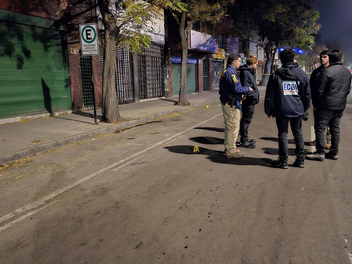 Balean a joven de 21 años en Santiago Centro: sujeto en bicicleta le disparó en reiteradas ocasiones
