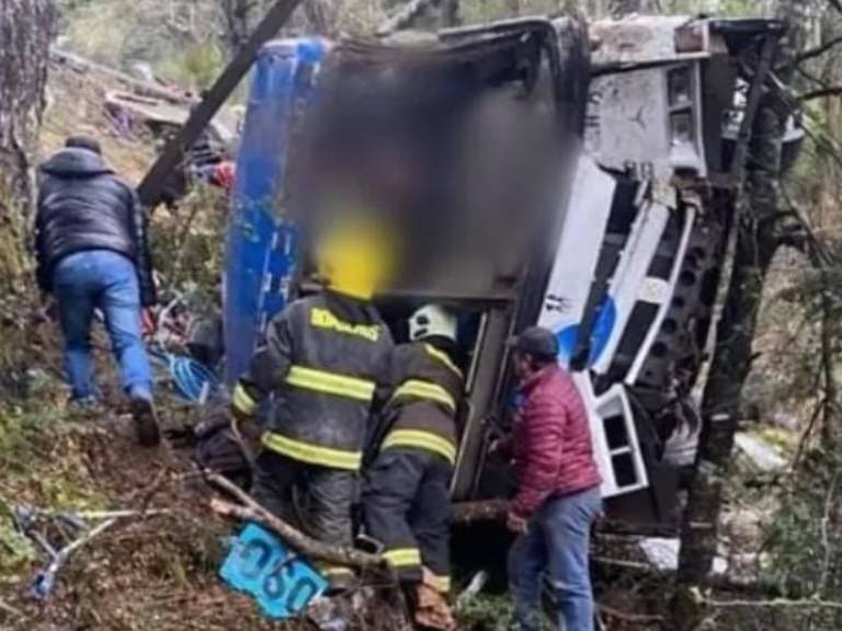 Bus desbarrancado deja una mujer fallecida y mas de 30 heridos en Osorno
