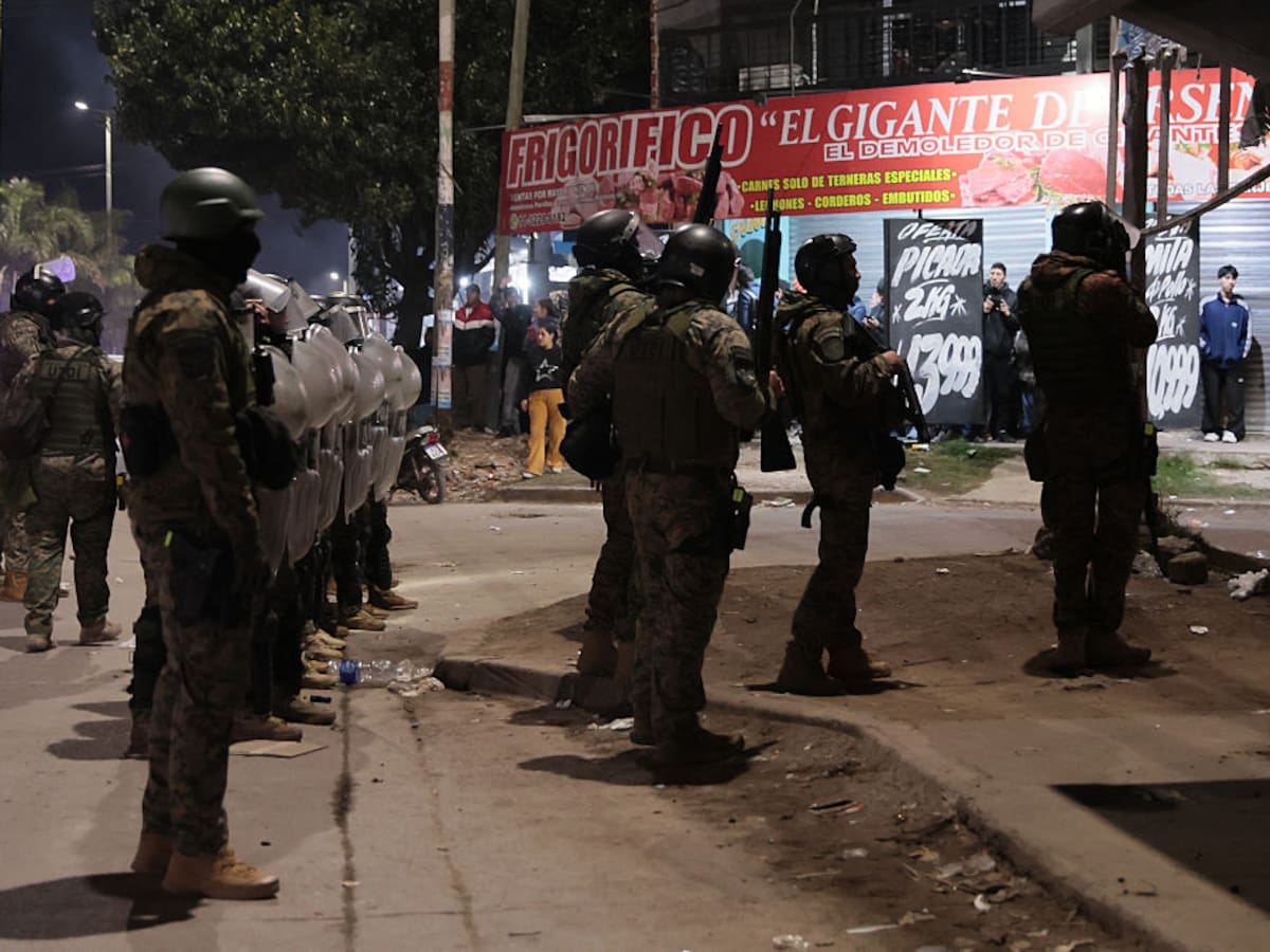 Peleas, pedradas y botellazos: acto de campaña de Javier Milei termina con incidentes