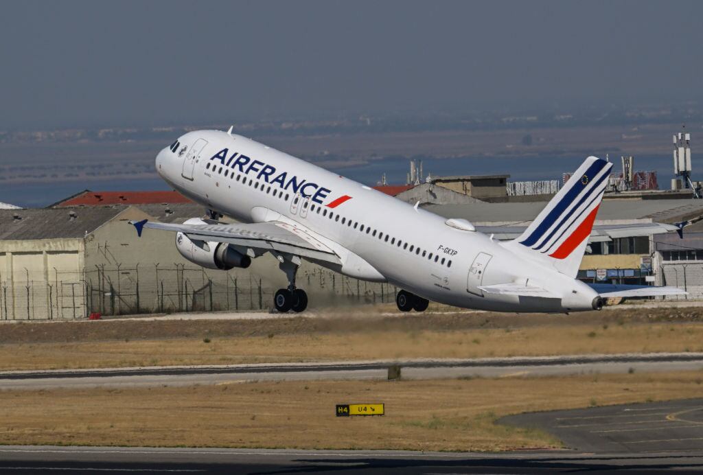 Un avión Airbus A320 de la aerolínea Air France inicia su vuelo en Europa