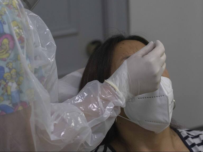 01 de Febrero de 2022 / SANTIAGO
Tomas de test PCR en una clínica, en la búsqueda activa de Covid-19 debido al aumento de los casos en los últimos días.
FOTO: LUIS FELIPE ARAYA/ AGENCIA UNO