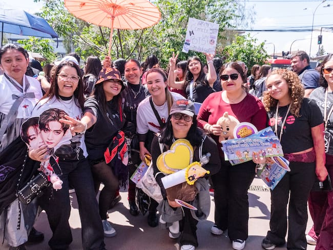 14 DE OCTUBRE DEL 2026 / ÑUÑOA
Miles de fanáticos de la banda surcoreana de K-Pop, BTS, esperan en las afueras del Estadio Nacional, poder ingresar para participar del primer concierto de los músicos en nuestro país.
FOTO: VICTOR HUENANTE / AGENCIAUNO