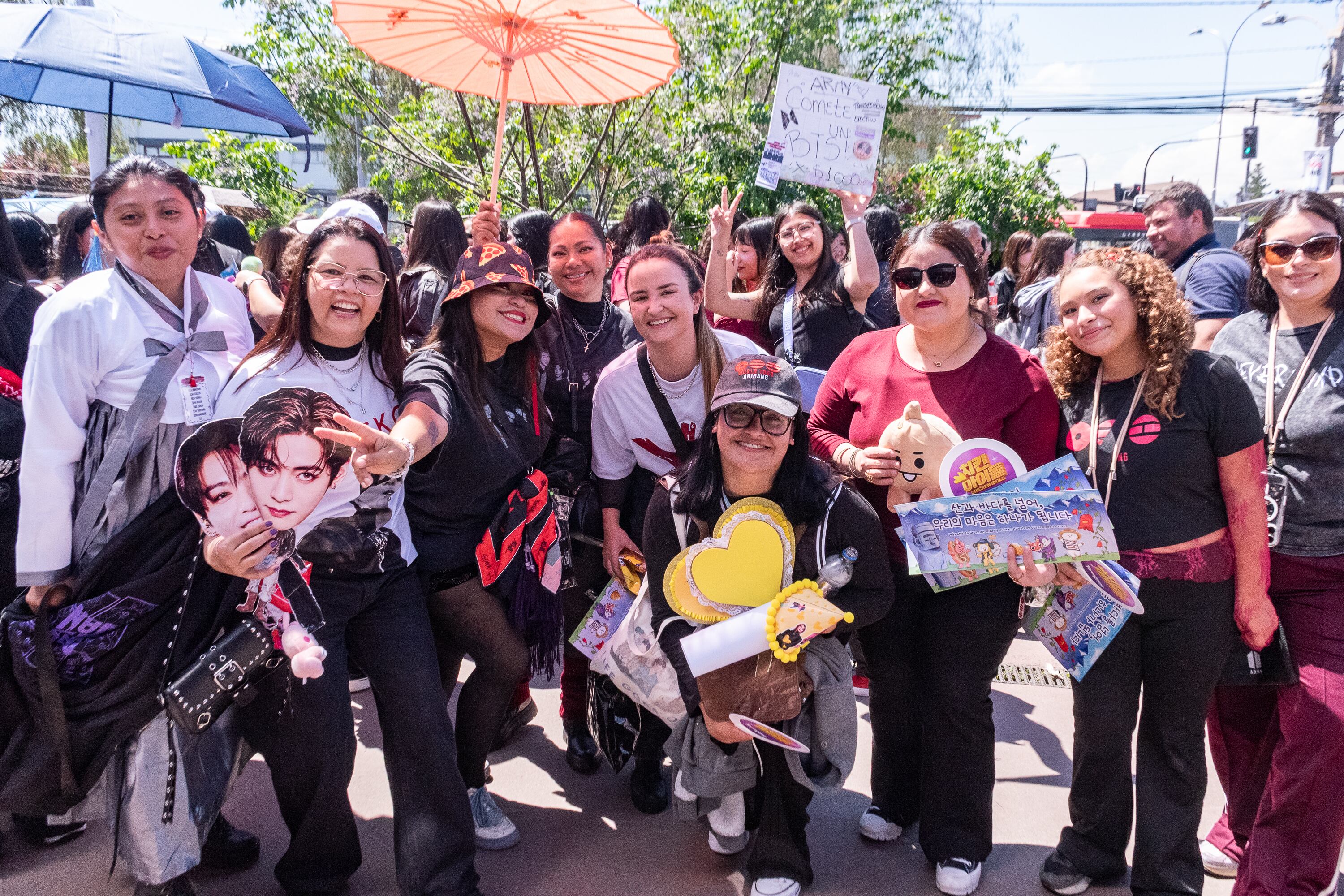 14 DE OCTUBRE DEL 2026 / ÑUÑOA
Miles de fanáticos de la banda surcoreana de K-Pop, BTS, esperan en las afueras del Estadio Nacional, poder ingresar para participar del primer concierto de los músicos en nuestro país.
FOTO: VICTOR HUENANTE / AGENCIAUNO
