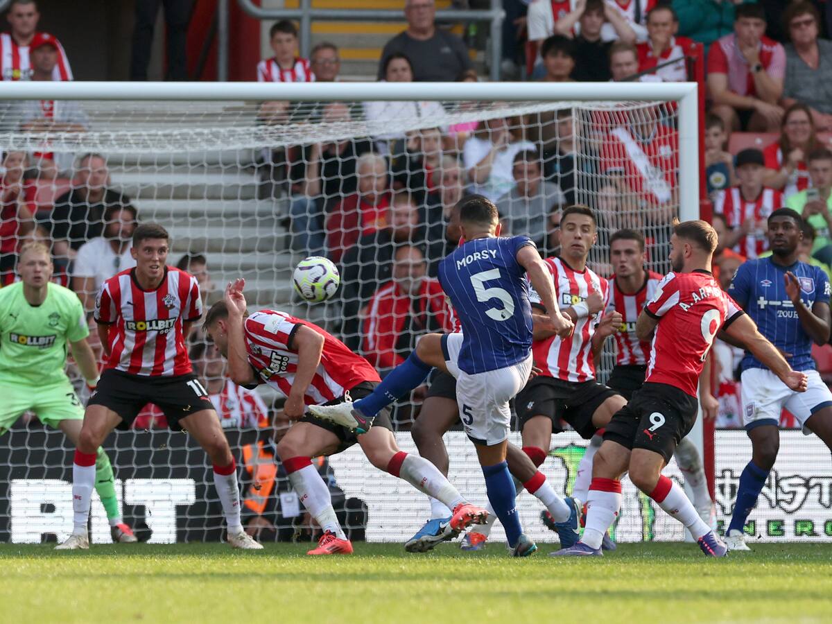 A Southampton se le escapó la victoria ante Ipswich Town y sumó un solo punto manteniéndose en zona de descenso
