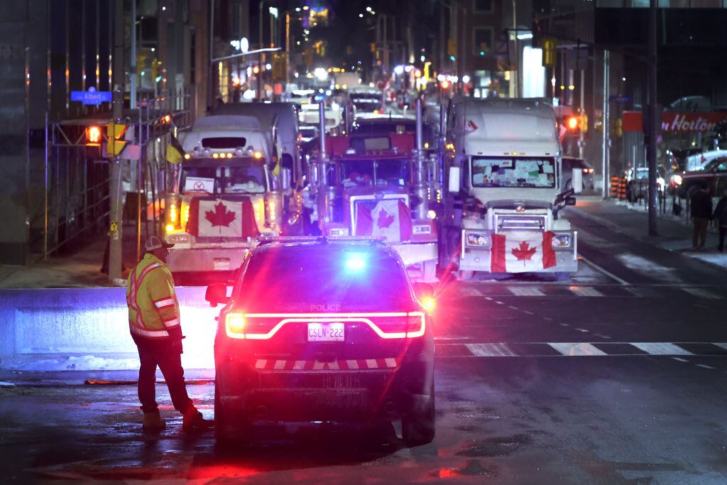 Policías impiden el paso de antivacunas y camioneros en Ottawa